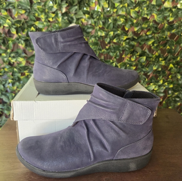 Navy Blue Booties Clarks CloudSteppers Sillian Tana Flats Zip Hook & Loop NIB - Picture 1 of 16